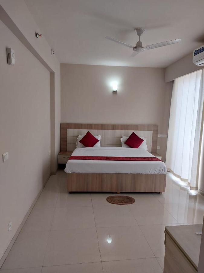 Dubey Homestay - 500 Meter From Temple Вриндавана Экстерьер фото